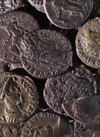 Geïmporteerde goederen in Noord-Nederland: geld aardewerk bronzen beeldjes maalstenen kruiden: venkel, maanzaad kip meloenkralen (weinig) militaria (weinig) diverse luxe objecten Tacitus, Germania