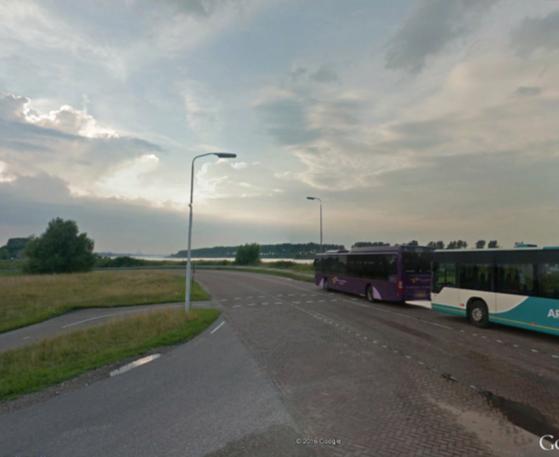 1. Locatie 60km entree poort nabij Pontplein Aangeleverd voorontwerp Verkeerskundig advies De inpassing van de overgang van wegcategorie is niet gesitueerd op een locatie die de weggebruiker als