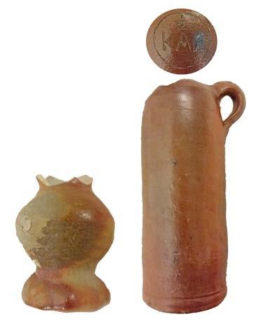 Afb. 13. Enkele voorwerpen van steengoed: links een fragment van een Siegburg trechterbeker uit 1450-1500 en rechts een 19e -eeuwse jeneverfles (stoop, 1/5 KAN) uit de opvulling van de gracht.