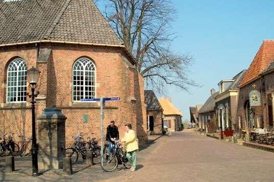 Bronkhorst De kapel In het Gelderse Bronkhorst is de geschiedenis stil blijven staan. Bronkhorst is een van de weinige oude plaatsen in Nederland waar het centrum niet werd volgebouwd.