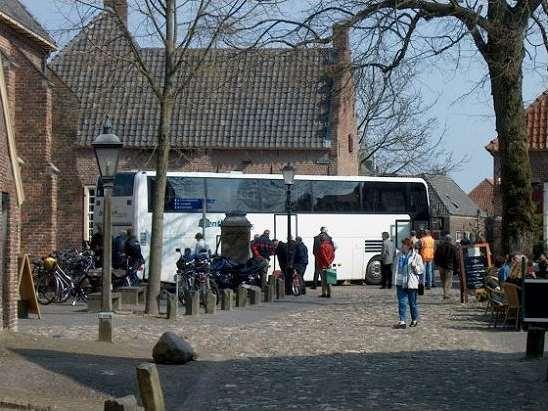 Een bus met toeristen is