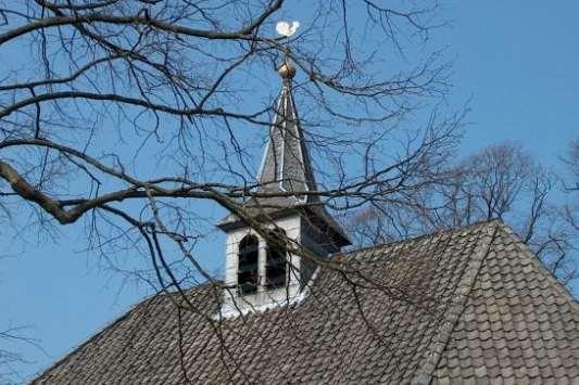 De nok van het kerkje van Bronkhorst De Kapel van Bronkhorst De kapel van Bronkhorst is een eenbeukig kerkje en staat midden in het stadje.