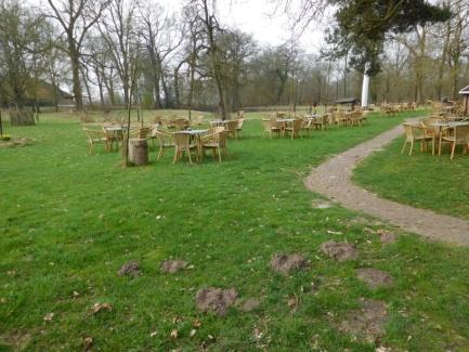 11. Picknick tafel Naast de ingang is een picknicktafel aangebracht. Aan de kopse kant van de tafel steekt het tafelblad iets over waardoor een rolstoel er iets onder kan rijden.