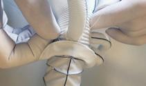 Omdat het geweven materiaal niet lekvrij is, is de prothese gecoat met collageen of gelatine. Er worden vele maten en variaties van aorta vaatprothesen geproduceerd.
