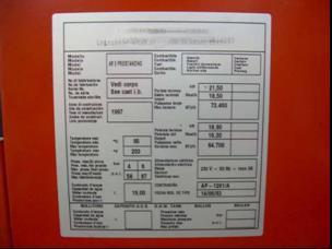 Deel VI: Ruimteverwarming Ketelkenplaat Ketelkenplaten werden vanaf 1968 op installaties aangebracht (zie Figuur 7). Ze kunnen informatie bevatten over het referentiejaar fabricage (zie VI.6.1), de energiedrager (zie VI.