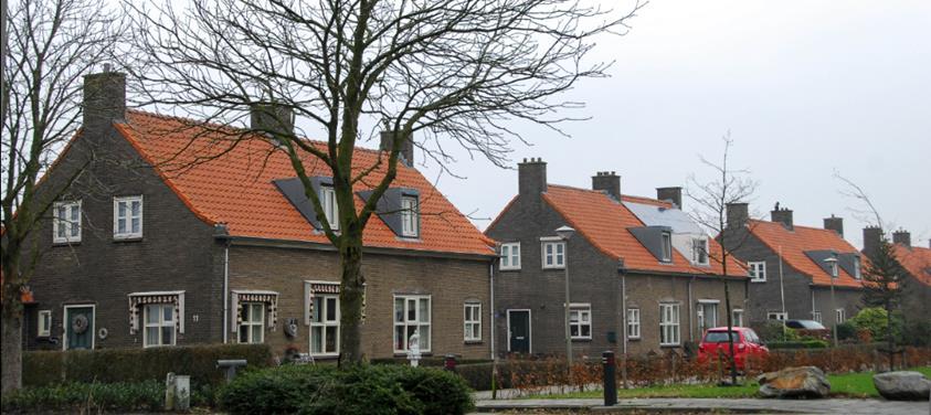 Steenheuvelsestraat Leuth De dakkapellen zijn grotendeels vervangen door eigentijdse (maar wel passende) varianten.