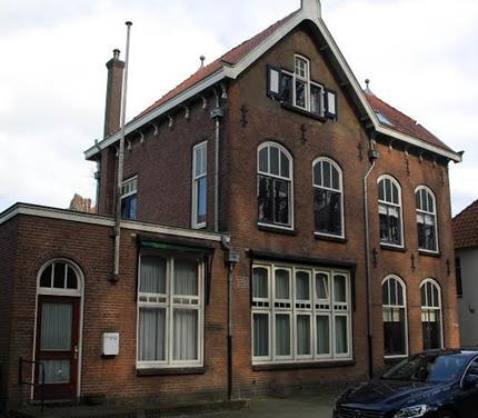 Foto gemeente Ubbergen 2014 - Gemeentelijk monument voormalig Hoofdpostkantoor met dienstwoning, Rijksstraatweg 161-165 Beek: Cuypers-leerling Cornelis Hendrik Peters (die vele postkantoren en