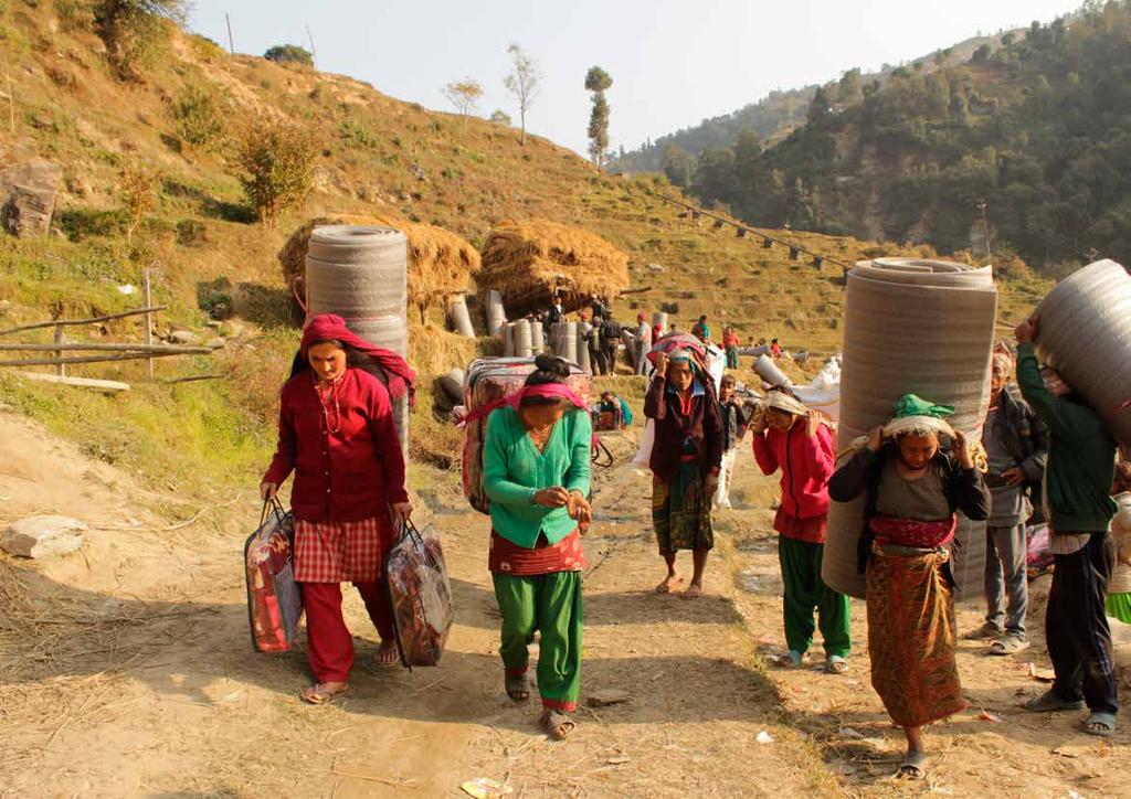 Op deze pagina: Vrouwen in Nuwakot lopen naar huis met hun winterization kits die ze van Habitat kregen om zich te beschermen tegen het koude
