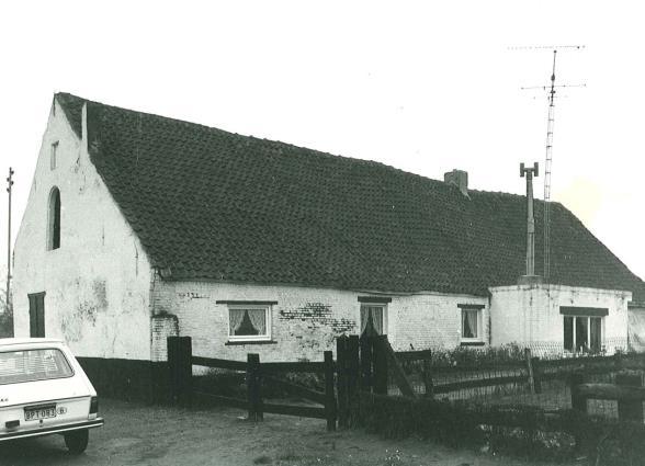 Hoeve Den Pypeel (ID 11508) Ten zuiden van de E19 en HSL bevindt zich Hoeve Den Pypeel. In de volksmond zogenaamd Boerenschuur, volgens L. Michielsen vanaf 1644 vermeld als "Den Pypeel".