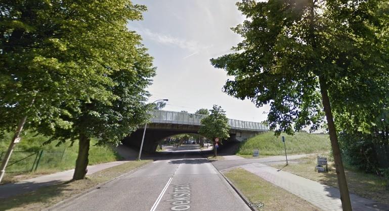 De A12 ligt ter hoogte van het spoor ingesleufd. De weg is geselecteerd als hoofdweg in het Ruimtelijk Structuurplan Vlaanderen.