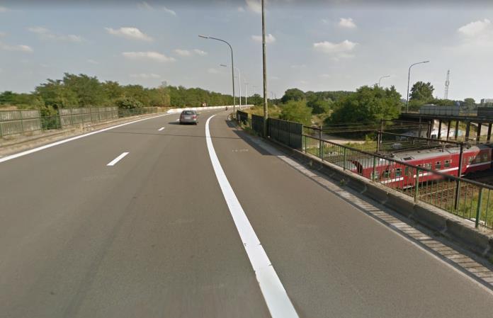A12 A12 (net voorbij het snelwegknooppunt met de A1/E19). De A12 ligt ter hoogte van het spoor op een brug. De weg is geselecteerd als hoofdweg in het Ruimtelijk Structuurplan Vlaanderen.