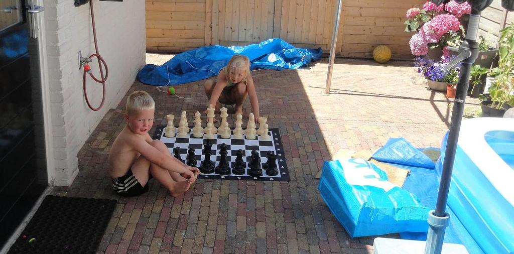Jeugd (Remmert Brinkman) Schaaktoekomst? (Ruud Nieuwenhuizen) Néé Opa, we willen niet meer in het badje, we willen schaken!