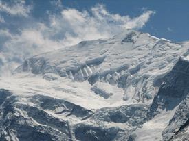 Loop afstand: 5 tot 6 uren De tocht begint bergafwaarts en biedt uitzicht over het Annapurna gebergte.