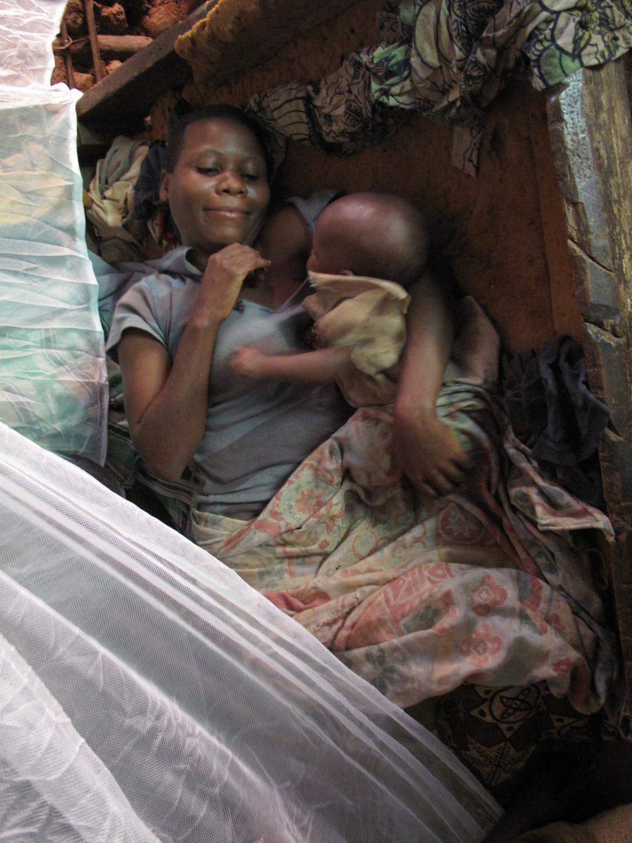 MUSKIETENNETTEN "Het gebruik van muskietennetten is een effectieve manier om geïnfecteerde muggen te doden en daarmee ook de bevolking te behoeden voor verdere transmissie De Centraal Afrikaanse