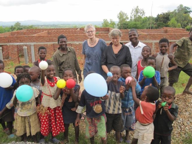 Louise bezoekt samen met zus Marjet projecten in Dzoole village maart 2018 Samen met haar zus Marjet is Louise weer voor een aantal weken in Dzoole village.