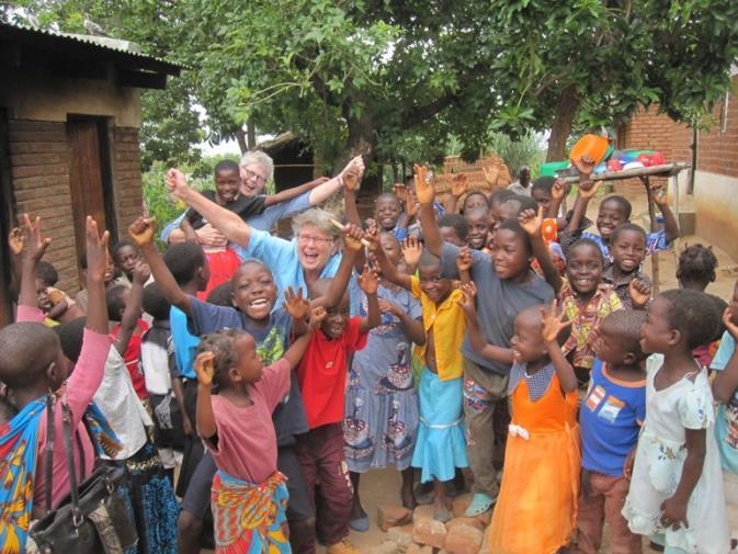 Louise wilde graag weer naar Malawi om te kijken hoe het met de projecten gaat die mede dankzij de steun van H.E.L.P. Malawi Nederland worden uitgevoerd.