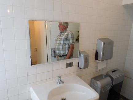De spiegel is opklapbaar maar helaas is een opgeklapte spiegel niet bedienbaar vanuit de rolstoel en daarom ongeschikt. 17.6.