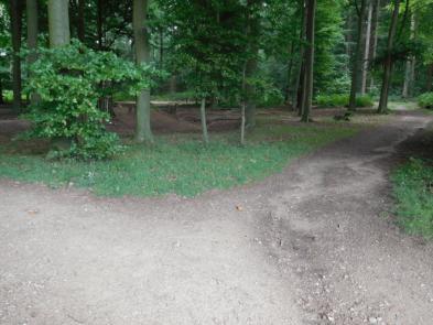 1. Breng de banken langs het pad aan, bereikbaar met de rolstoel en wel zodanig dat deze gericht zijn