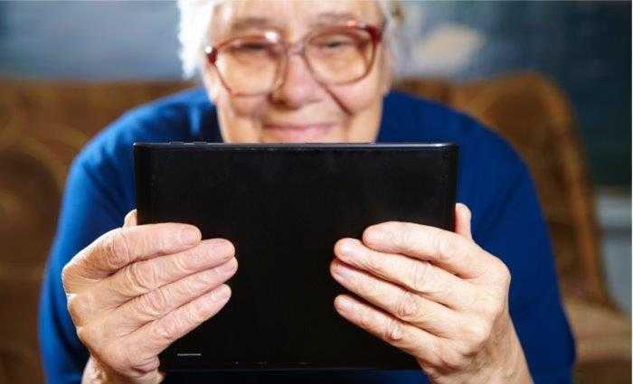 Tablet en telefoon gebruik ouderen Van de 75-plussers heeft 26 procent een tablet. Dat is twee keer zoveel als het aandeel senioren met een smartphone.