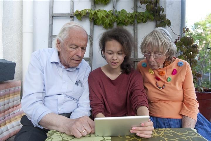 Recreatief tabletgebruik door ouderen Beeldcommunicatie met (klein) kinderen Krantlezen Films kijken Dating Online gaming, zoals: