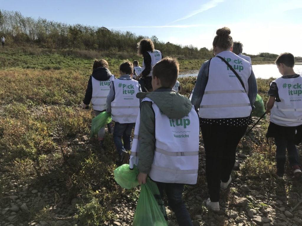 In samenwerking met het CNME besloten we om een grote opruimactie langs de Maas te organiseren. Met alle kinderen gingen we vrijdagmorgen voor de herfstvakantie op pad samen met een aantal hulpouders.