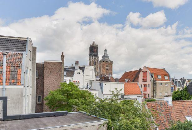 Maar ook de optie willen hebben om het object terug te kopen mochten de nieuwe eigenaren besluiten het te zijner tijd te verkopen. De woning ligt midden in het centrum.