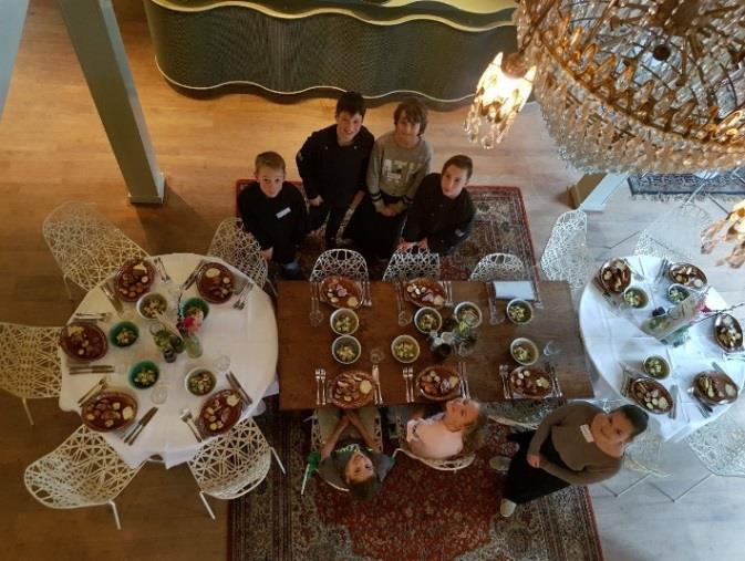 Team B ging op bezoek bij Aan Tafel bij Jan, waar de familie Bouman samen met de gastkok, het team stond op te wachten.