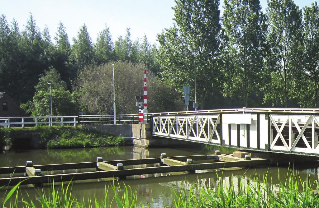 Veiligheid over water Nederland waterland: Cliché, maar waar. Hoe mooi water ook kan zijn, voor zowel het land- als het scheepvaartverkeer vormt het soms belemmeringen.