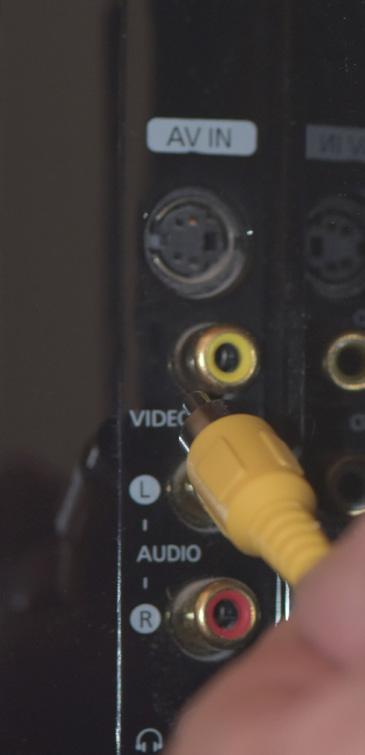 Invoegen van de videokabel zwarte stekker in de video connector van de digitale loep 2. Invoeg de videokabel gele stekker in de gele video connectie van uw televisie.