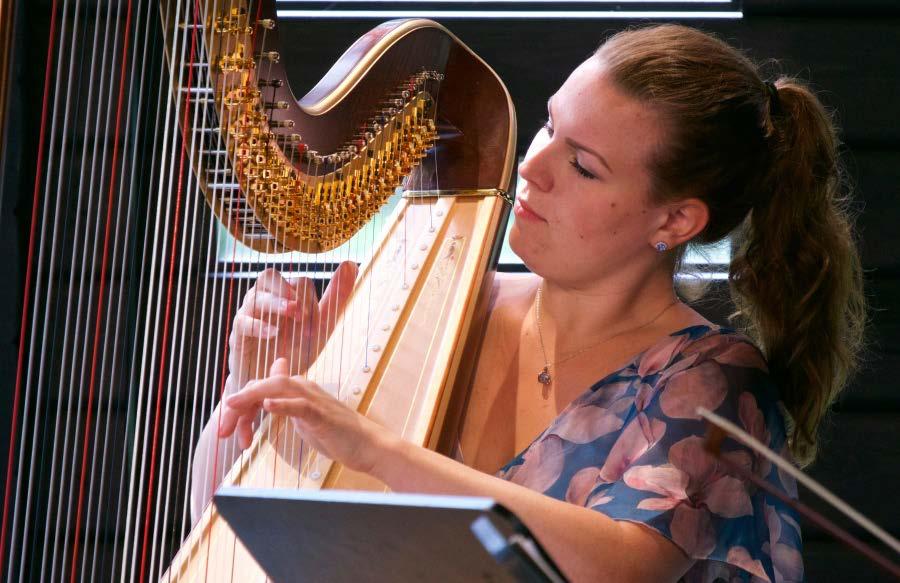 De tweede festivaldag opende we op zondag 10 juni om 11.00 u met harpiste Anneleen Schuitemaker en strijkers uit de academie van het Koninklijk Concertgebouworkest.