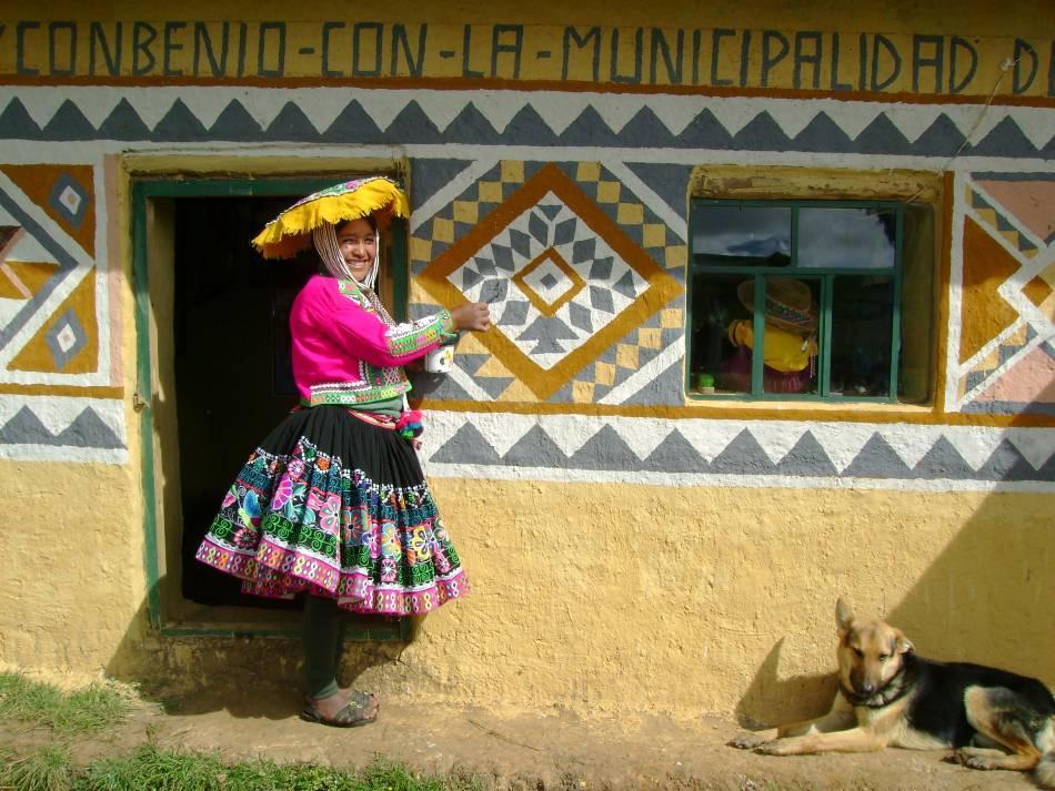 De foto laat zien hoe een woning erop vooruit gaat wanneer de muren worden versierd met klassieke Inca motieven en vrolijke kleuren. Inmiddels beoefenen ruim 1.400 van de in totaal 2.