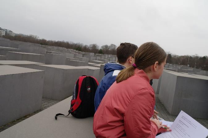 Toen we alles bekeken hadden, liepen we naar boven, waar we uitkwamen bij het Holocaust Monument. Dat is een heel erg groot oppervlak vol met allemaal grote, betonnen blokken.