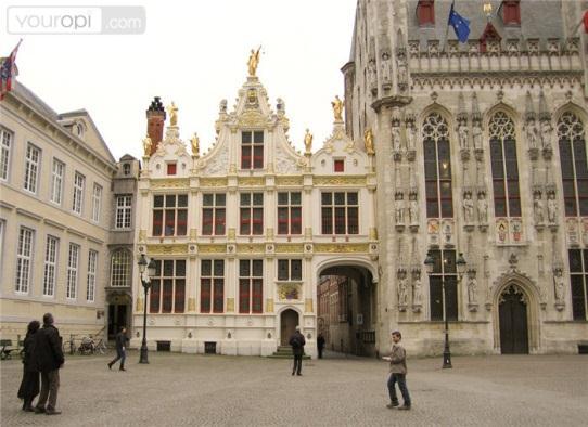 Het Rijksarchief van Brugge beheert het archief van oude gewestelijke instellingen binnen de provincie West-Vlaanderen (kanselarijen en prinselijke leenhoven), het archief van plaatselijke