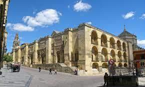 In de 13e eeuw werd de Grote moskee van Cordoba onder de Heilige Fendinand III veranderd in een kathedraal.