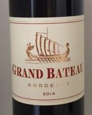 Per fles: 10,00 /st Per 6 flessen: 9,75 / st Per 12 flessen: 9,50 / st CHÂTEAU GRAND BATEAU 2015/16 Cépages: 65% Merlot en 35% Cabernet-Sauvignon De kleur van deze bordeaux is