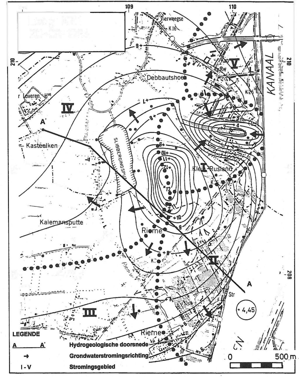 Figuur 2 - Waargenomen stijghoogtepatroon in de laag KZ1 in september 1984, met aanduiding van de stromingsgebieden en van de hydrageologische doorsnede 108