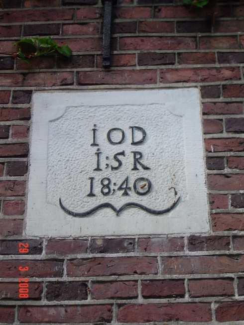Op de boerderij Oonk zijn nog verschillende tekens te vinden die verwijzen naar het verleden. De oudste nog aanwezige inscriptie is te vinden in de stiepel van 1777 met de intialen J.O. (Jan Oink, geboren als Jan Wolters).