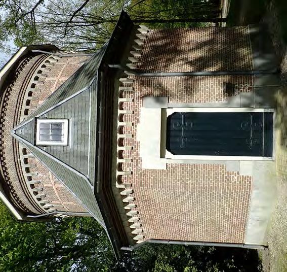 DE WATERTOREN De Watertoren uit 1860, de oudste in zijn soort die zowel de functie van watertoren als windmolen vervulde, is de robuuste en authentieke