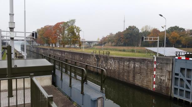 Behoudens hoge waterstanden op de Maas staan beide doorgangen van sluis Heumen nagenoeg altijd open. Bij waterstand in de Maas gemeten te Mook van 8,30 m.
