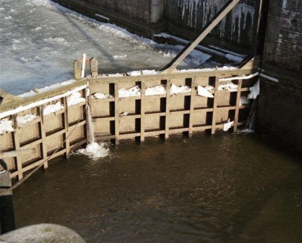 Sluis Heumen toch tweezijdig kerend? Omdat de waterstand van de Maas tijdens schutbedrijf altijd hoger is dan die van het Maas- Waalkanaal, is sluis Heumen in principe eenzijdig kerend.