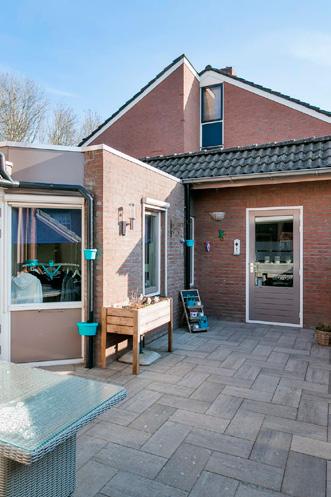 Eerste verdieping Vanaf de overloop op de eerste verdieping heeft u toegang tot de 4 slaapkamers en de badkamer. De overloop heeft een handbediend rolluik.