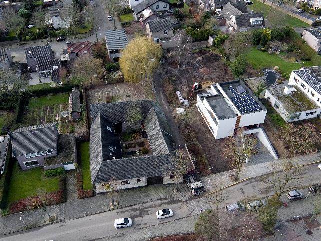 In het centrum van de geliefde woonkern Welten gelegen, charmante monumentale carréboerderij De Mullender met de beschikking over een mooie binnenplaats en achtertuin.