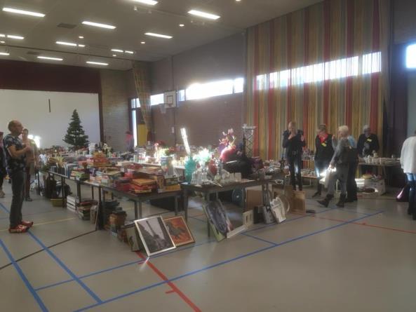 INLEIDING December; een maand waarin kinderen met het licht van hun fiets aan op school komen. Binnen; gezelligheid en lichtjes.