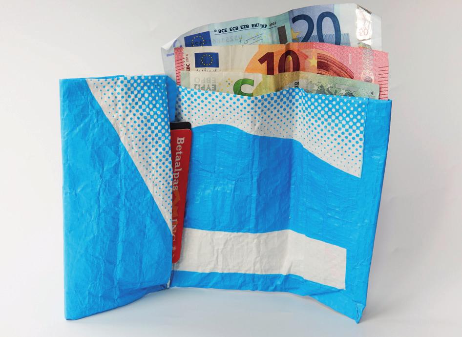 Leg uit wat er met deze spreuk edoeld wordt. Wat doe je als je iets wilt heen maar je niet genoeg geld het? Keuzes maken Veel mensen, arm en rijk, moeten kiezen wat ze met hun geld doen.