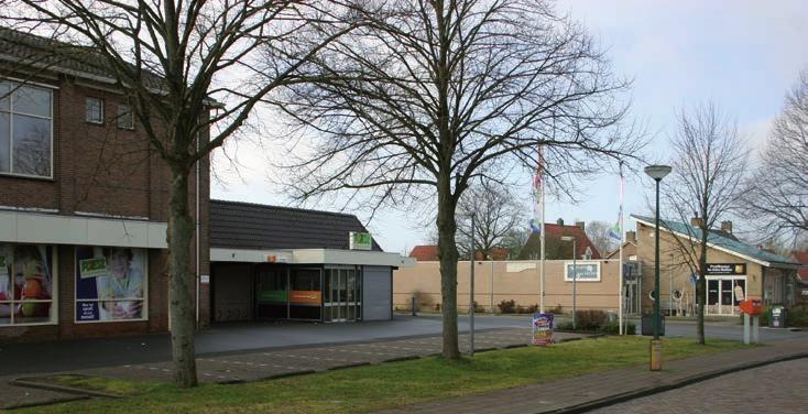 Aan de rechterzijde van de oude pastorie staat sinds enkele jaren de nieuwe Multi Functionele Accommodatie, het Swettehûs, waarin de basisschool en het dorpshuis onderdak hebben gevonden, alsook het