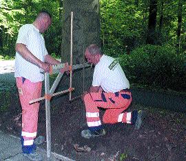 Achteraan wordt een plaat meegetrokken waarmee het beton een laatste keer afgestreken wordt. 4.3.