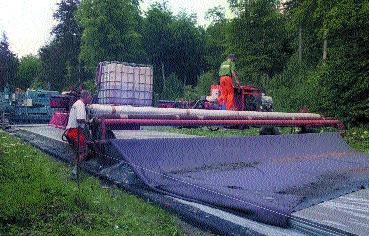 In plaats van het met water uit te wassen werd het betonoppervlak droog geborsteld.