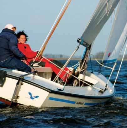 Zeilen leren is spelen met schip, wind en water. Je moet leren kijken, horen en voelen wat wind en water met de boot doen en daarbij voortdurend zoeken naar het juiste evenwicht.