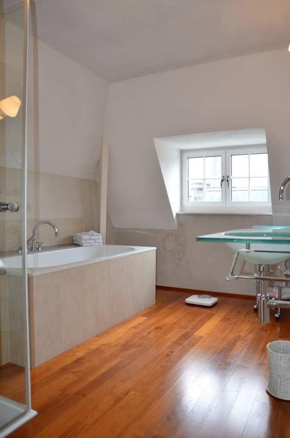 Luxe, moderne badkamer (2008) met parketvloer, ligbad,
