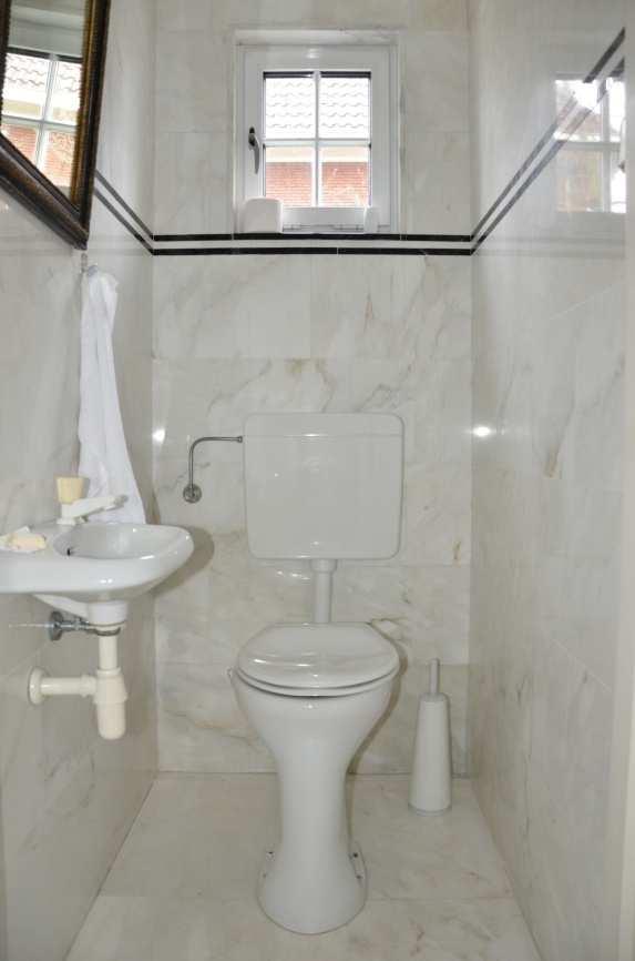 marmer betegeld toilet met